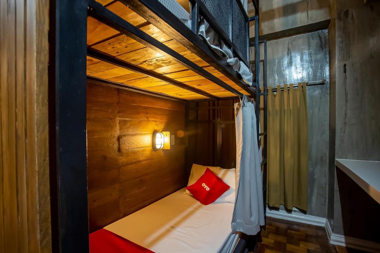 Oyo 821 Connector Hostel Makati City Buitenkant foto