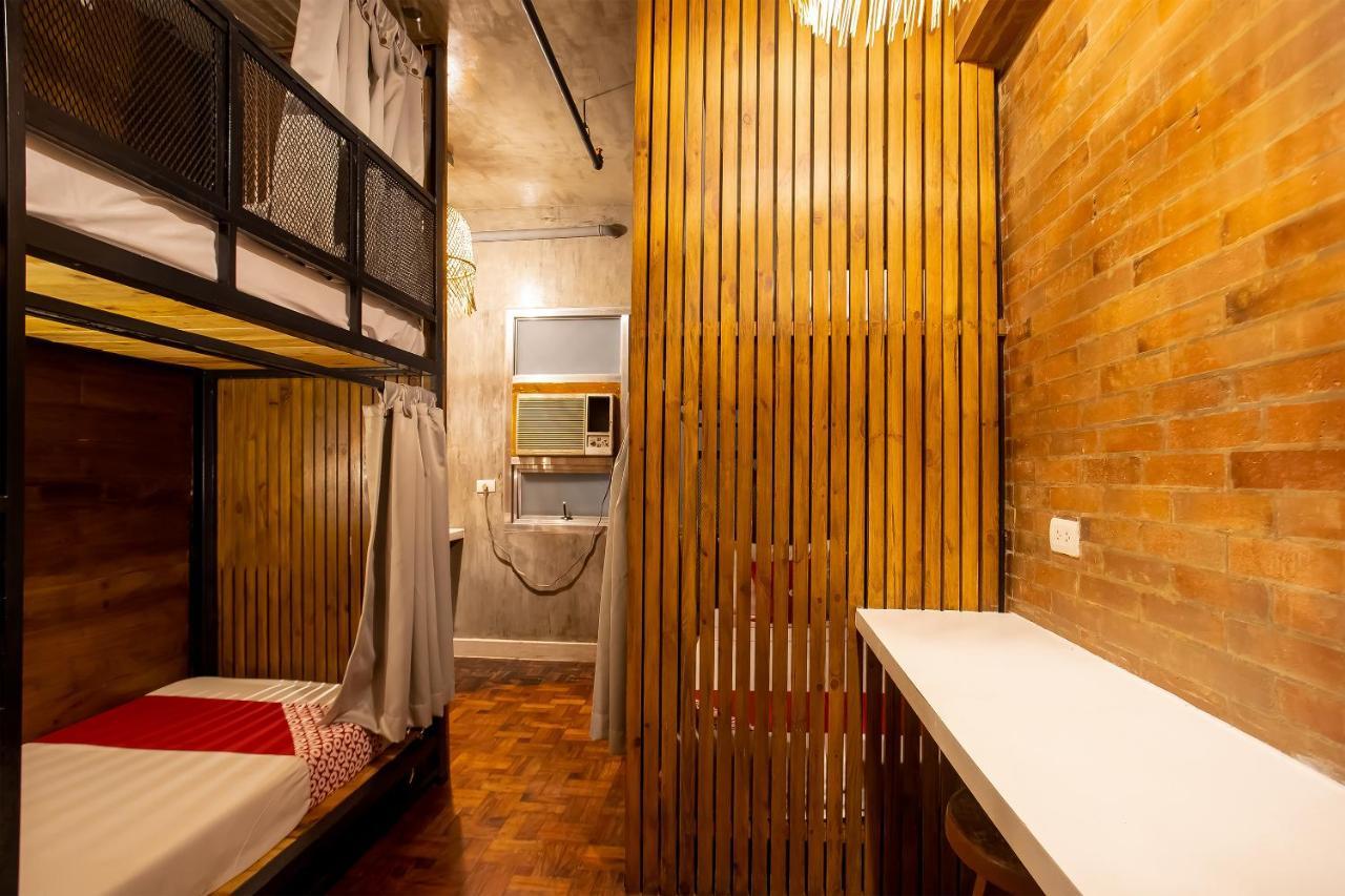 Oyo 821 Connector Hostel Makati City Buitenkant foto