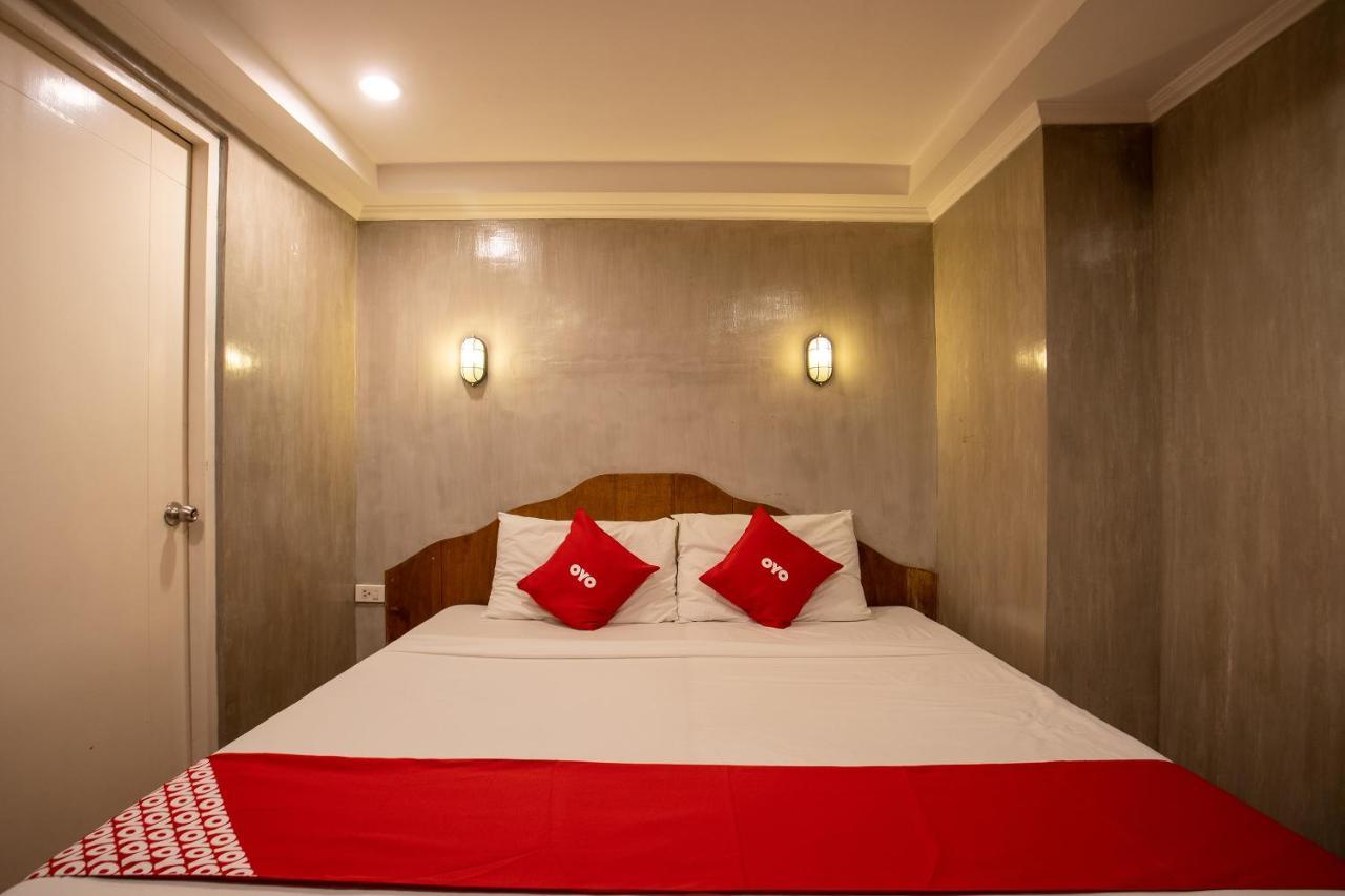 Oyo 821 Connector Hostel Makati City Buitenkant foto