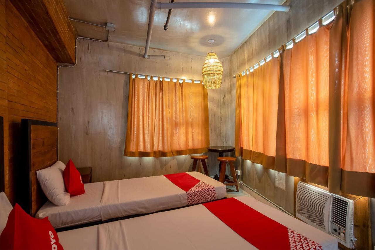 Oyo 821 Connector Hostel Makati City Buitenkant foto