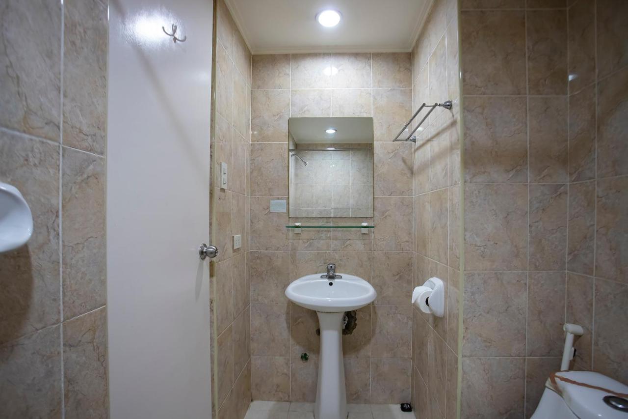 Oyo 821 Connector Hostel Makati City Buitenkant foto