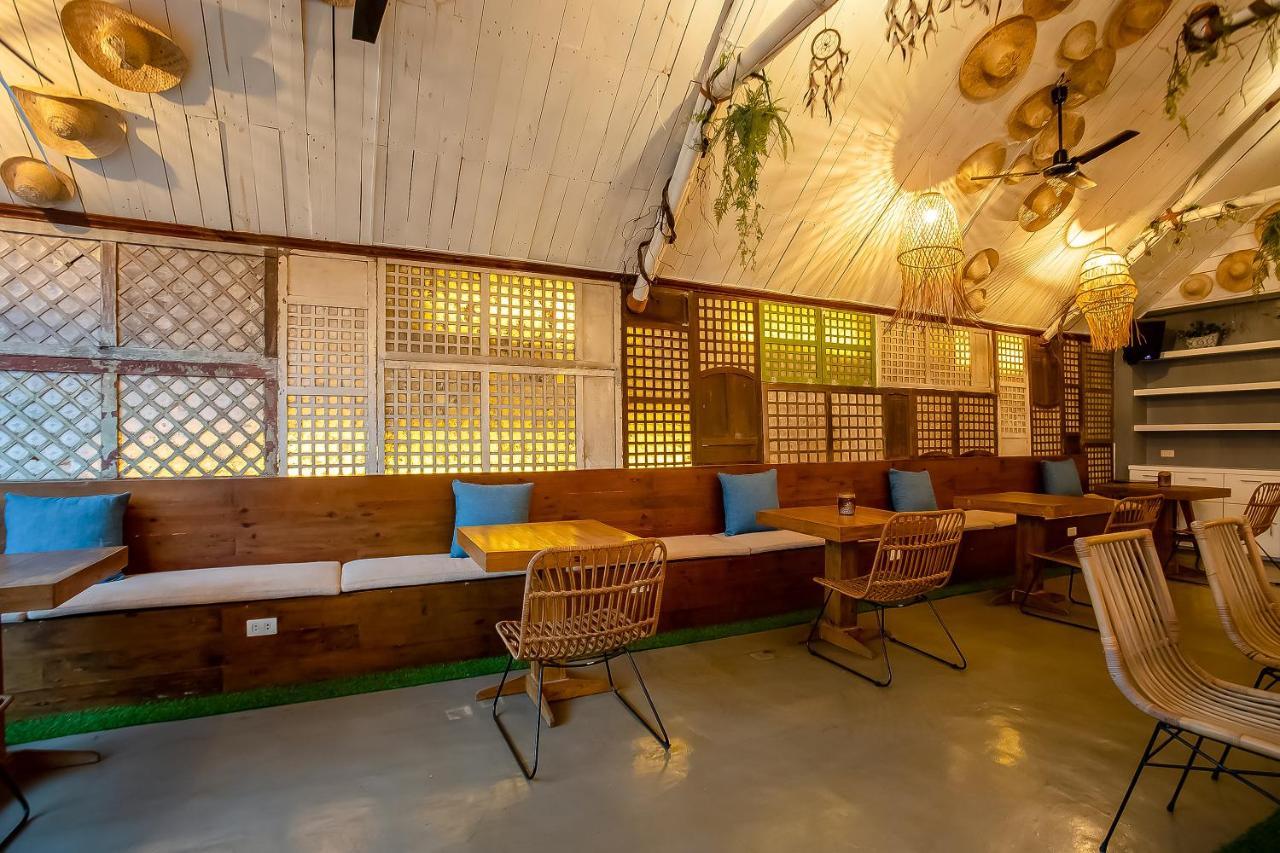 Oyo 821 Connector Hostel Makati City Buitenkant foto