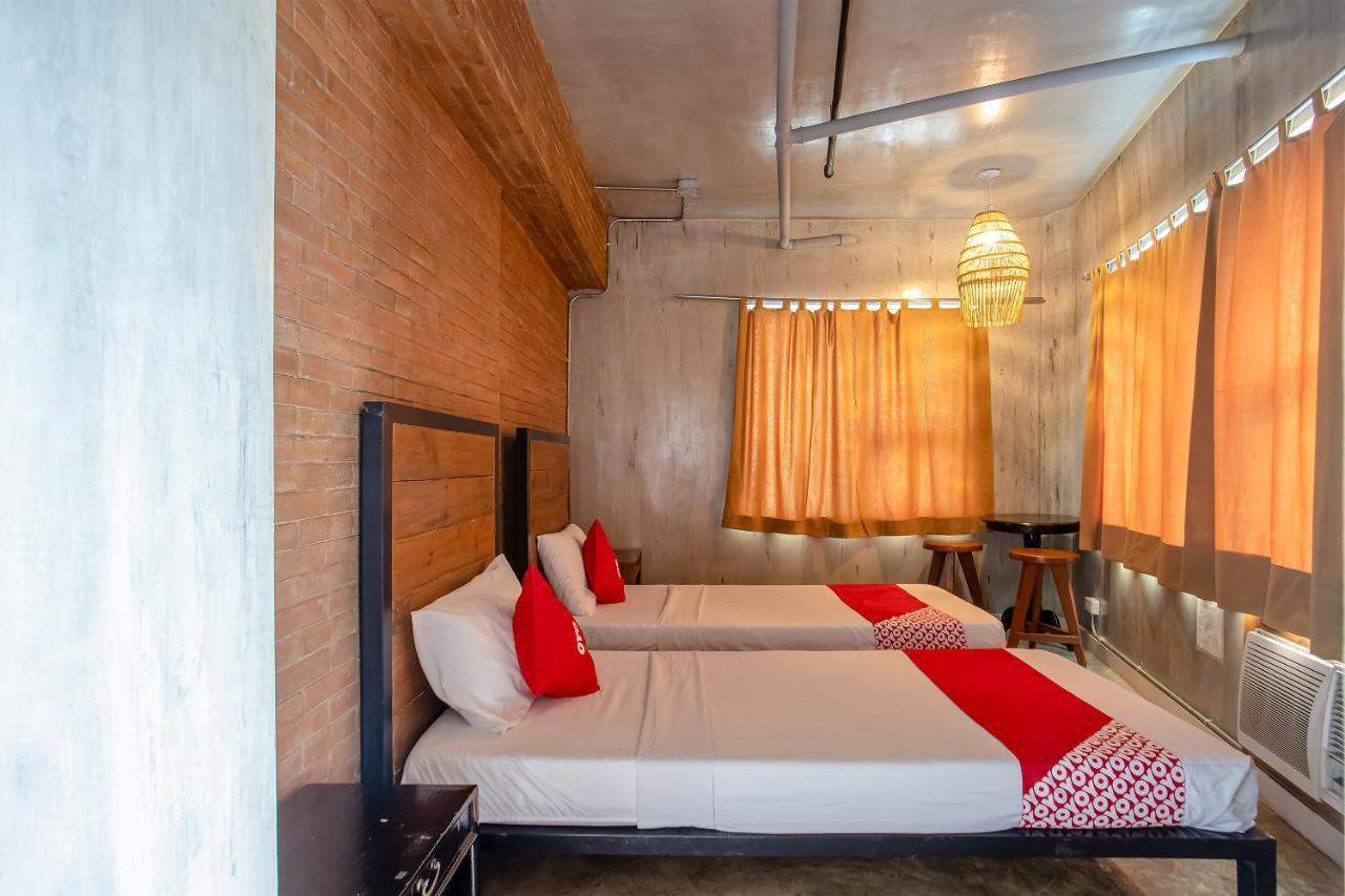 Oyo 821 Connector Hostel Makati City Buitenkant foto