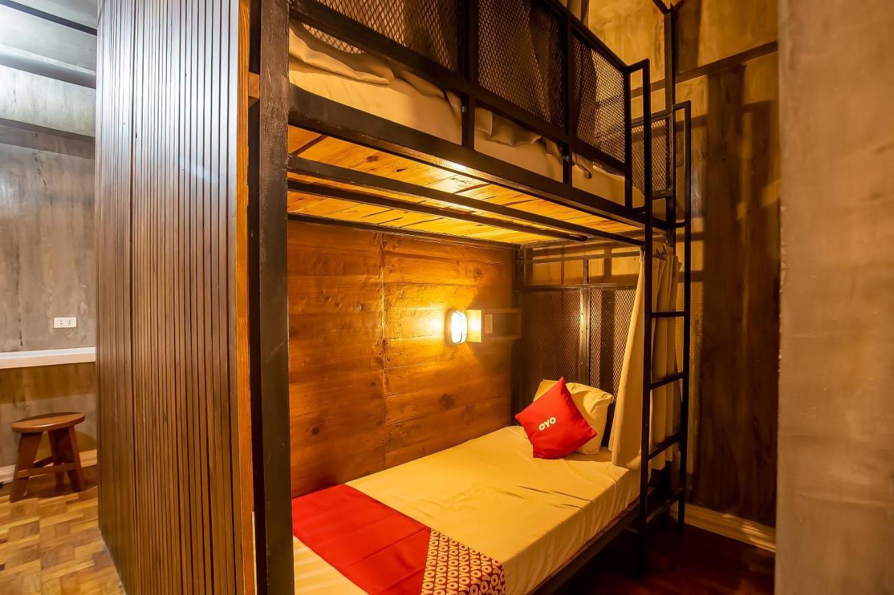 Oyo 821 Connector Hostel Makati City Buitenkant foto
