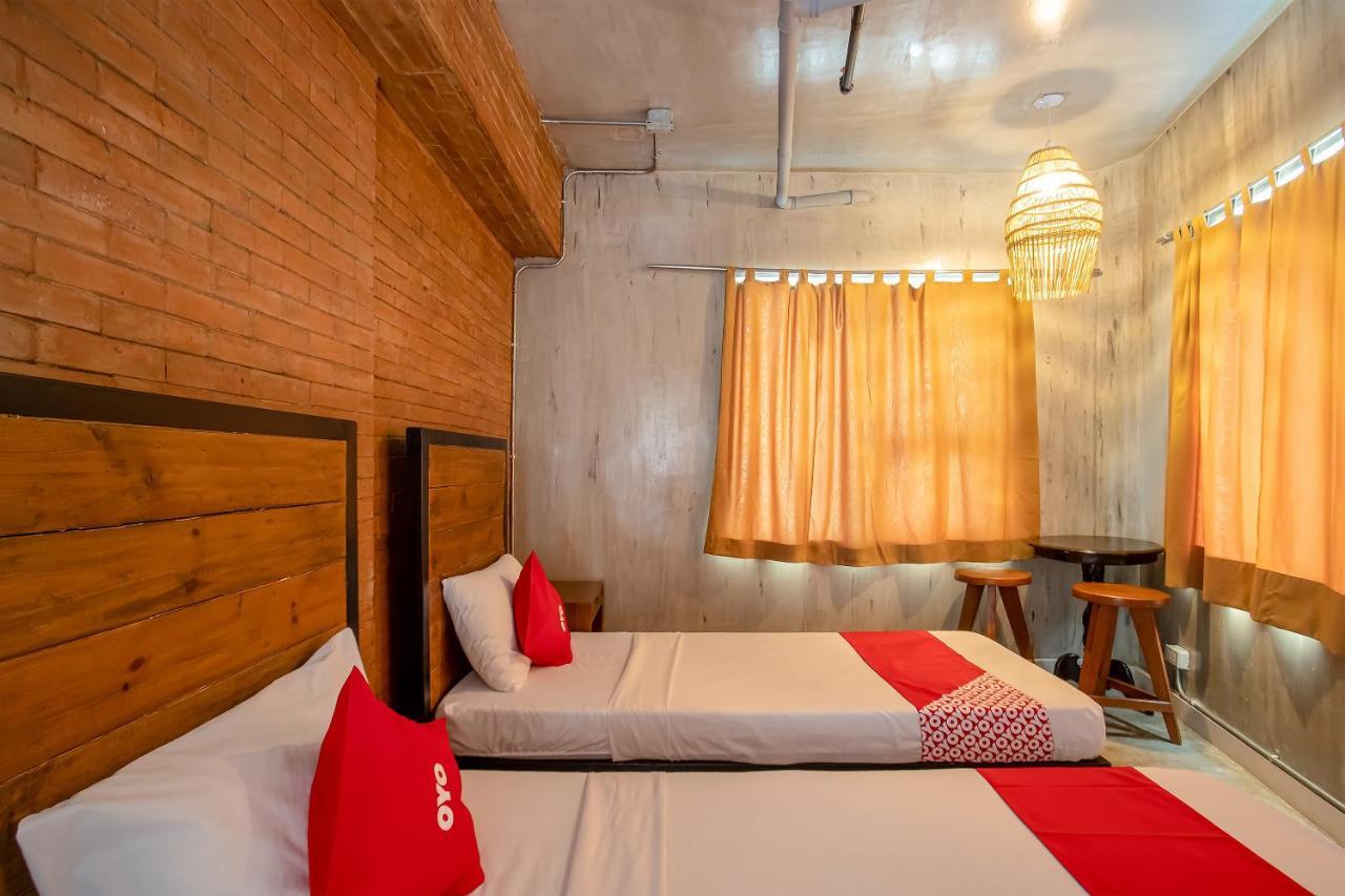 Oyo 821 Connector Hostel Makati City Buitenkant foto